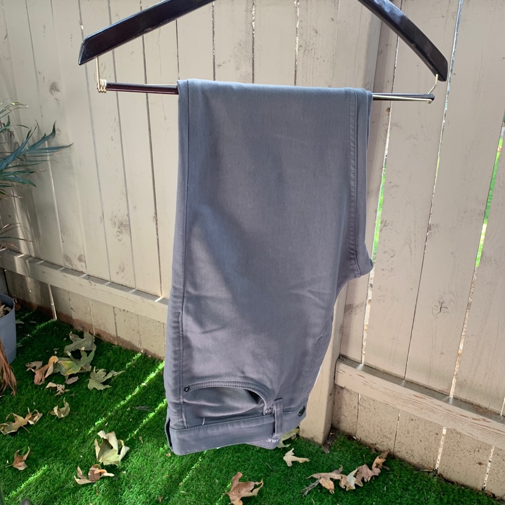 BANANA REPUBLIC TRAVELER CHINO // 34X34